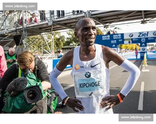 跑进2小时！基普乔格惊世骇俗，创造马拉松历史新篇章！